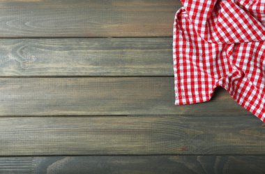 Tahta masadaki peçete.