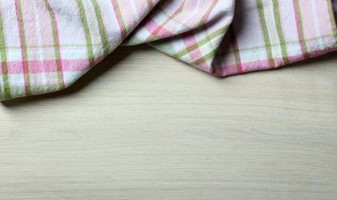 Tahta masadaki peçete.