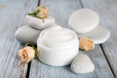 Çiçekler ve spa taşlar ile krem