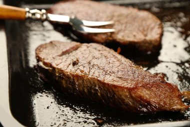 Kompozisyon pan, domates ve biberiye dal ahşap zemin üzerine kavrulmuş lezzetli etli