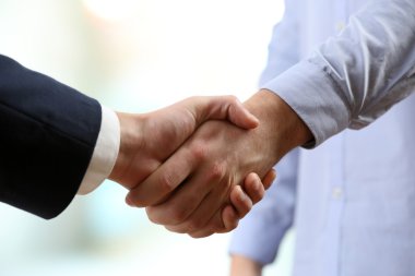 Parlak arkaplanda iş tokalaşması