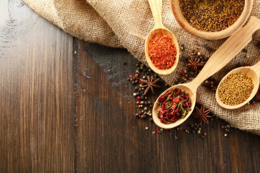 Ahşap arka planda farklı baharatlar var.