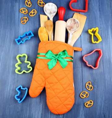 Potholder ahşap arka plan üzerinde farklı mutfak gereçleri