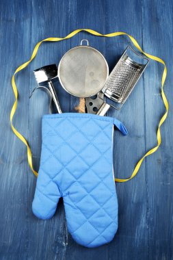 Potholder ahşap arka plan üzerinde farklı mutfak gereçleri