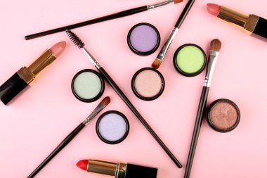 Küme açık renkli arka plan üzerinde Dekoratif kozmetik