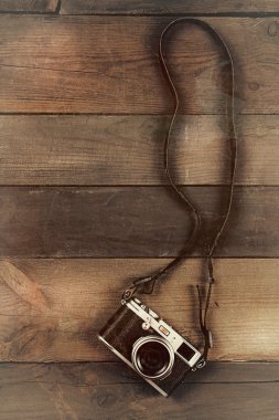 Ahşap plakalar arka plan üzerinde Retro kamera