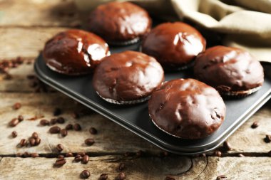 Ahşap masa üzerinde lezzetli ev yapımı çikolatalı kek