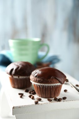 Lezzetli ev yapımı çikolatalı kek ve kahve üzerinde açık renkli ahşap tablo