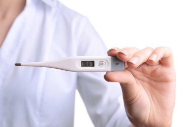 Doktor holding termometre yakın çekim