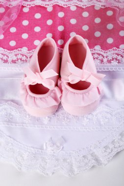 Pembe bebek bezi yakın çekim çizmeler