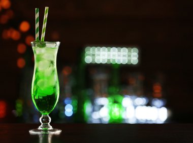 Koyu arka plan üzerinde masada yeşil kokteyl