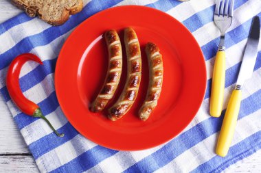 Masada plaka üzerinde ızgara sosis yakın çekim