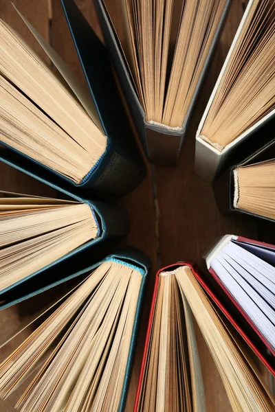 Groep van boeken op houten planken achtergrond, bovenaanzicht — Stockfoto