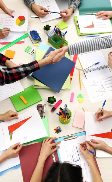 Gruppe von Menschen, die am Schreibtisch arbeiten — Stockfoto