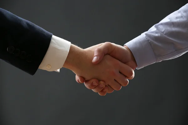 Obchodní handshake na tmavém pozadí — Stock fotografie