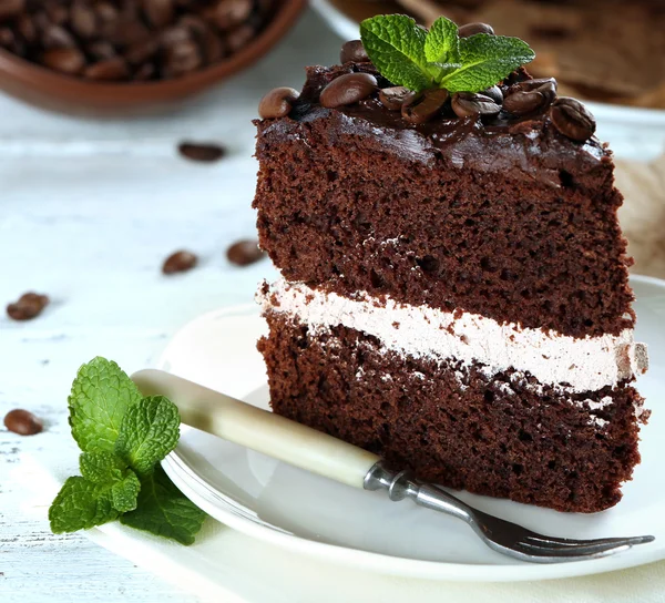 美味的巧克力蛋糕放在桌上特写 — 图库照片