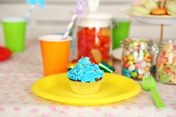 Mesa de cumpleaños preparada con dulces para fiestas infantiles — Foto de Stock