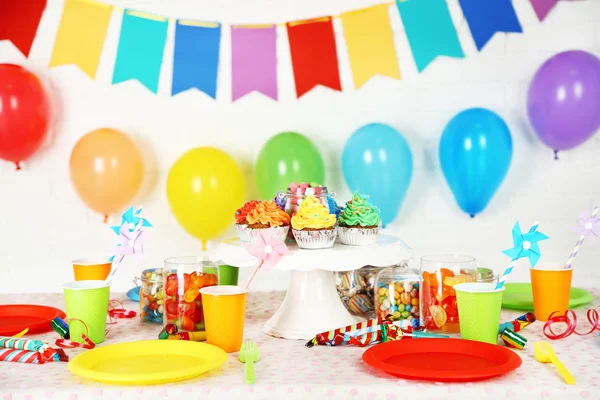 Tavolo di compleanno preparato con dolci per la festa dei bambini — Foto Stock