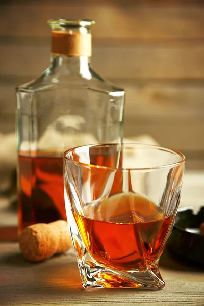 Whisky na dřevěné pozadí — Stock fotografie