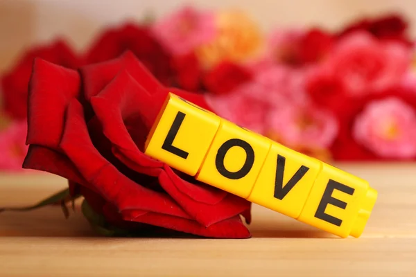 Litery tworzące słowo miłość z kwiatami — Zdjęcie stockowe