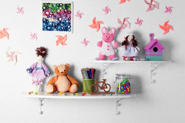 Regale mit Spielzeug im Kinderzimmer in Großaufnahme — Stockfoto