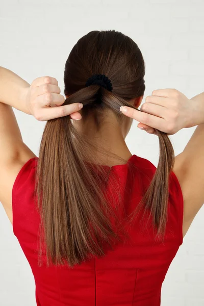 Peinado femenino sobre fondo claro — Foto de Stock