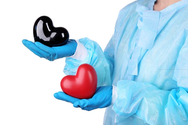 Cuore decorativo nelle mani dei medici, isolato su bianco — Foto Stock