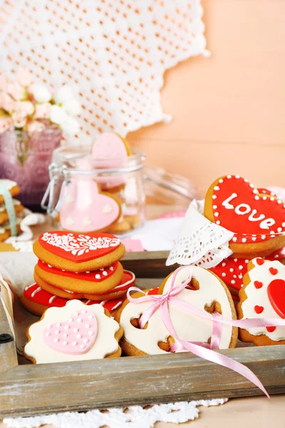 Biscotti a forma di cuore per San Valentino su vassoio, su sfondo di legno a colori — Foto Stock