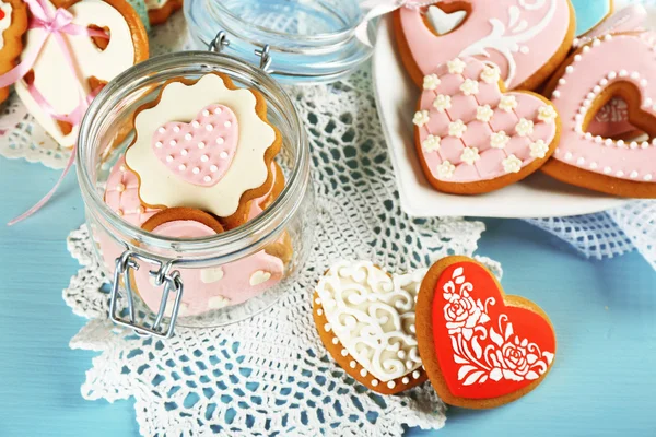 Herzförmige Plätzchen zum Valentinstag auf Teller, auf farbigem Holzhintergrund — Stockfoto