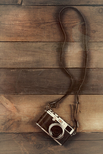 Ретро-камера на фоне деревянных досок
