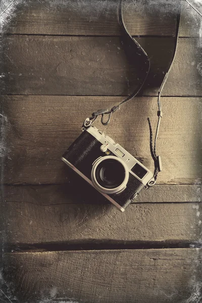 Retro camera on wooden planks background — Stock Photo, Image