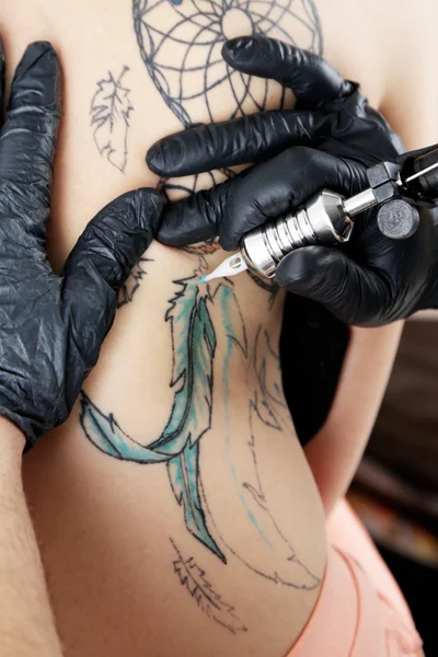 Tatoueur montrant le processus de fabrication de tatouage, gros plan — Photo