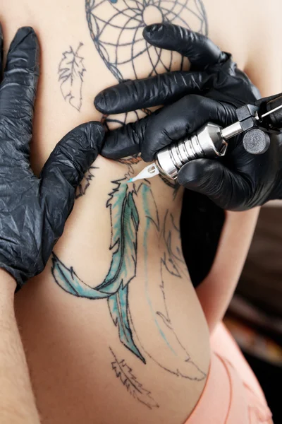 Tattooer showing process of making tattoo, close up — Stock Photo, Image