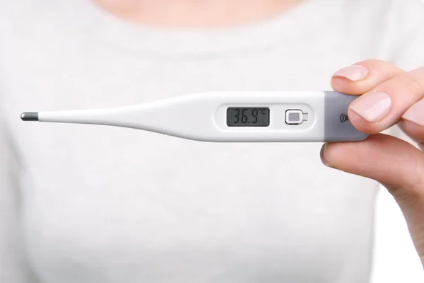 Frau hält Thermometer aus nächster Nähe — Stockfoto