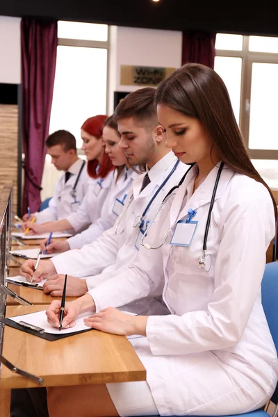 Travailleurs médicaux travaillant en salle de conférence — Photo