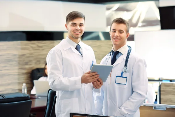 Travailleurs médicaux travaillant en salle de conférence — Photo