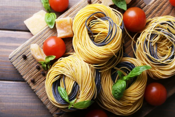 Pasta cruda con queso y verduras en la mesa de cerca —  Fotos de Stock