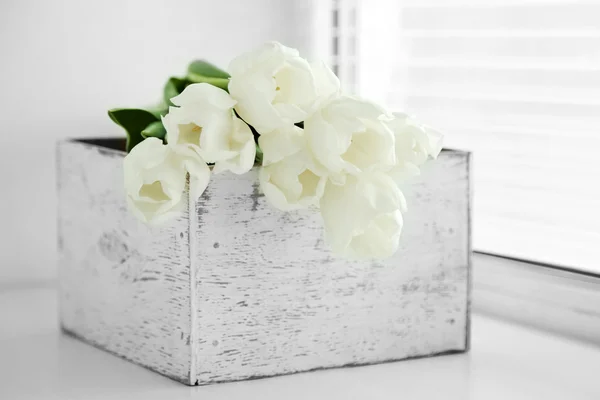 Blanco hermosos tulipanes en el interior de luz —  Fotos de Stock