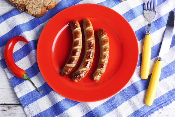 Masada plaka üzerinde ızgara sosis yakın çekim