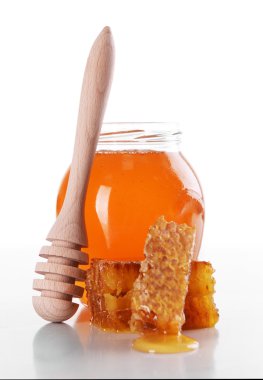 Lezzetli bal ile üzerine beyaz izole petek