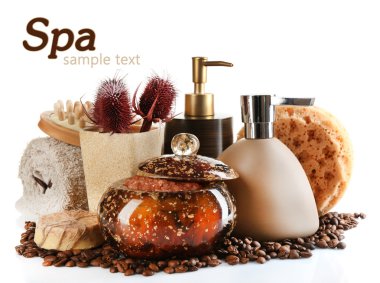 Kozmetik Şişeler, sabun ve havlu, beyaz izole bileşimi