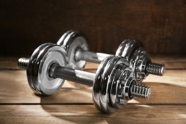 Ahşap arka plan üzerinde büyük halter