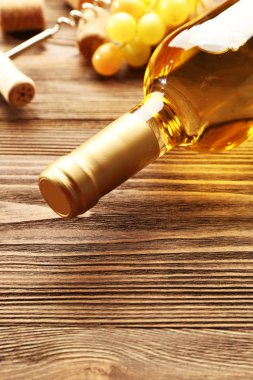 Cam şişe şarap Mantarlar, tirbuşon ve ahşap masa arka plan üzerinde üzüm ile