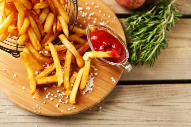 Lezzetli Fransız kızartması kesme tahtası üzerinde