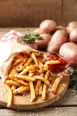 Lezzetli Fransız kızartması kesme tahtası üzerinde