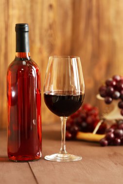 Şişe ve cam ahşap arka plan gül şarap