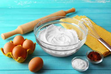 Renk ahşap arka plan üzerine yumurta akı için krem şanti