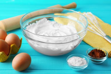 Renk ahşap arka plan üzerine yumurta akı için krem şanti