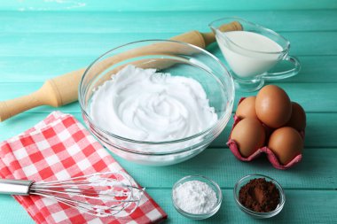 Renk ahşap arka plan üzerine yumurta akı için krem şanti