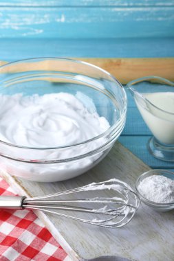 Renk ahşap arka plan üzerine yumurta akı için krem şanti